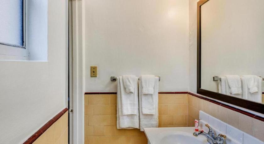 Oyo Gateway Motel Las Vegas North Strip/Fremont St. Area Exterior photo
